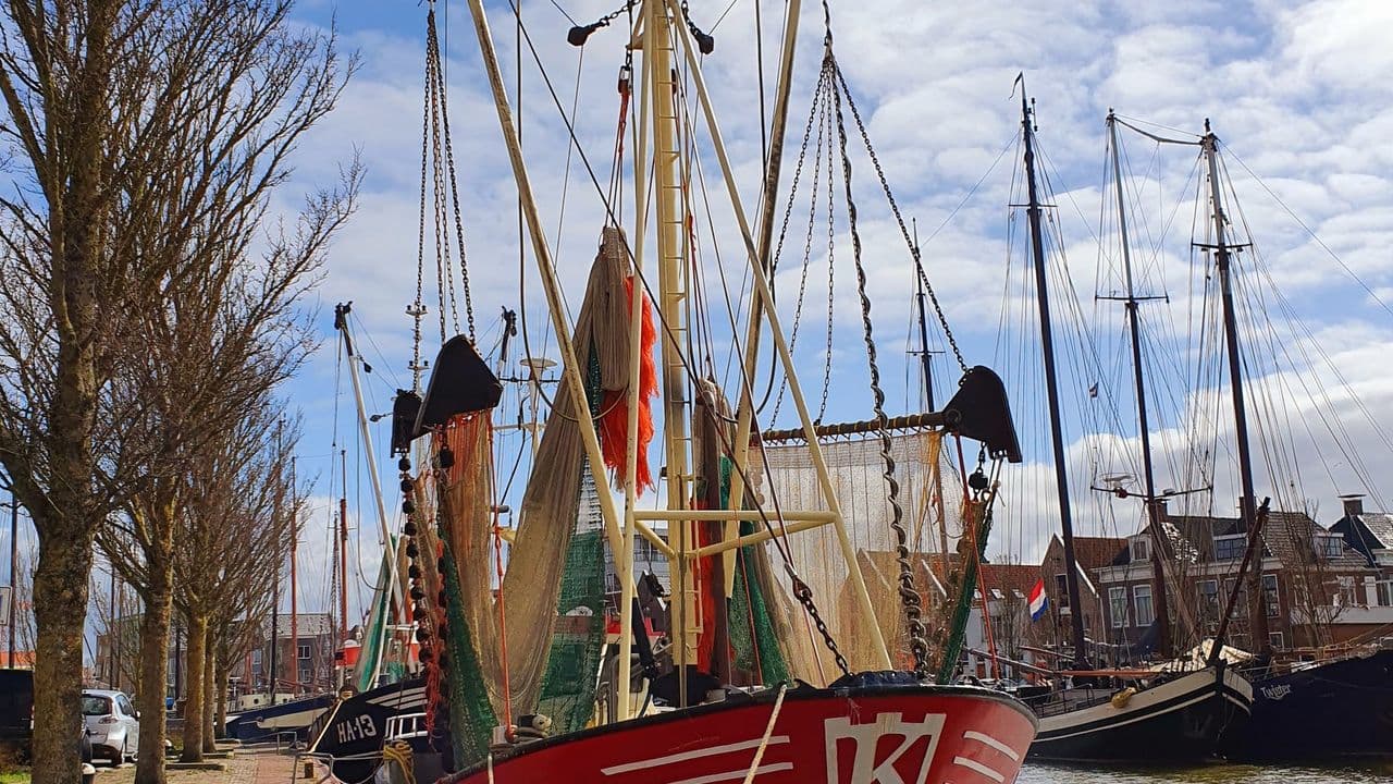 Barcos históricos recorren las provincias holandesas durante más de un mes
