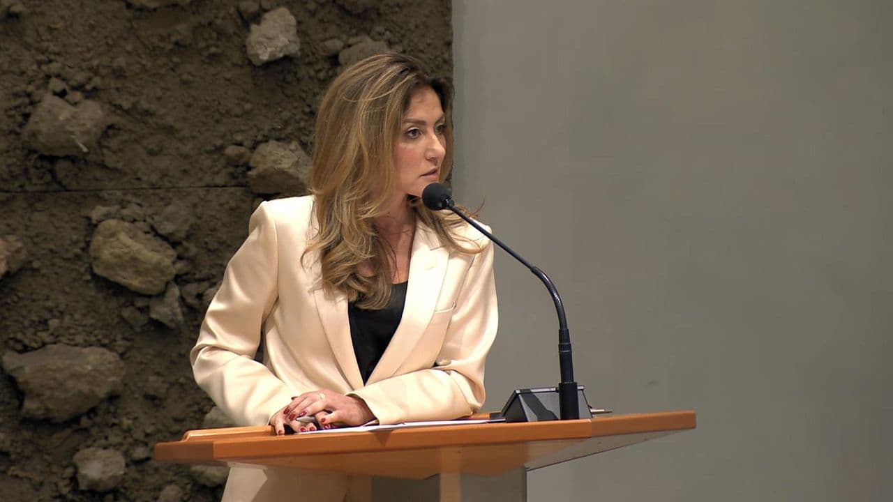 Dilan Yeşilgöz, líder del VVD, dando un discurso en la asamblea general de los liberales en Nieuwegein.