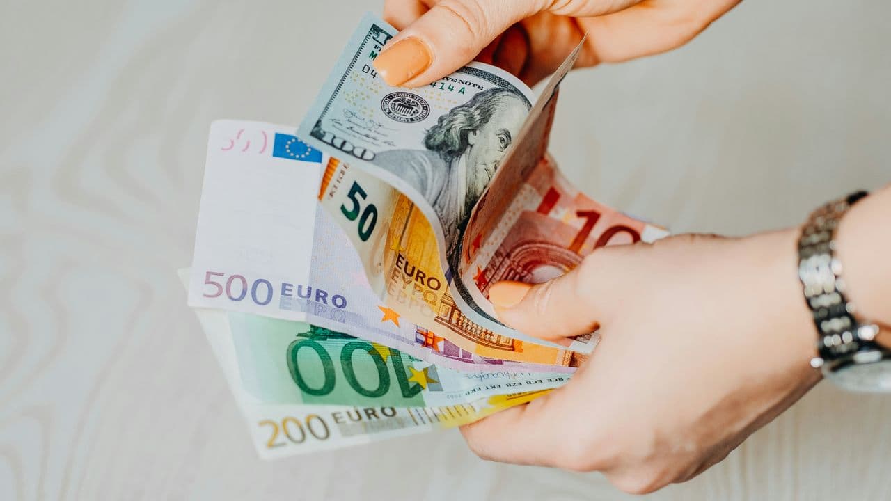 Fajos de billetes de euro, simbolizando la nueva medida del gobierno holandés para limitar las compras en efectivo