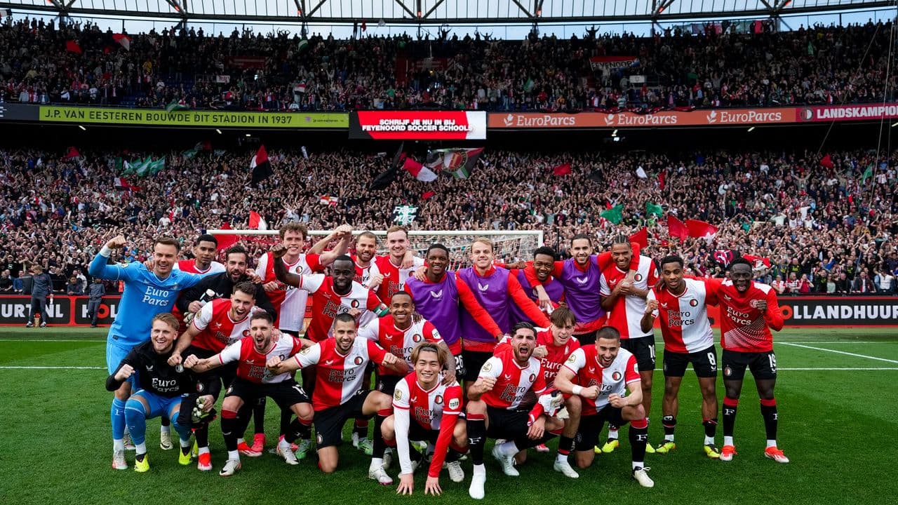 Feyenoord celebrando después la victoria en la final de la Copa KNVB para Feyenoord.