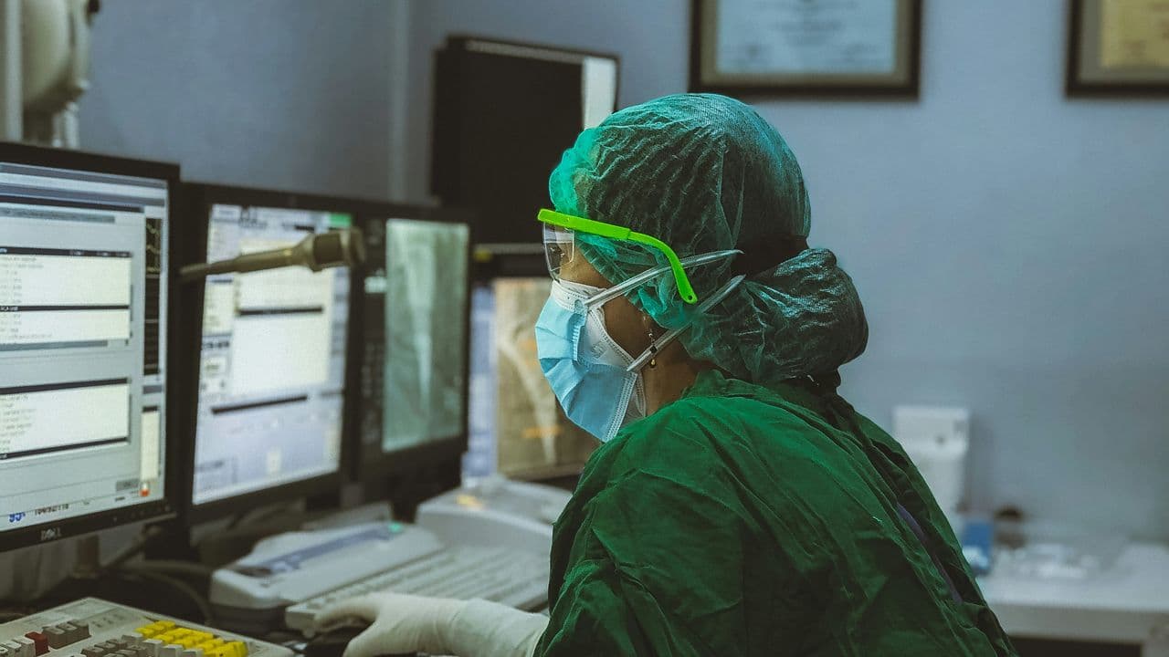 Médica frente a pantalla de ordenador