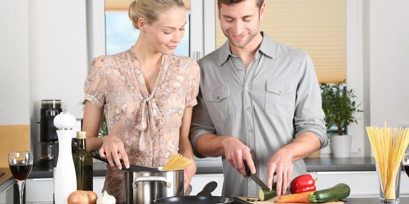 Pareja cocinando