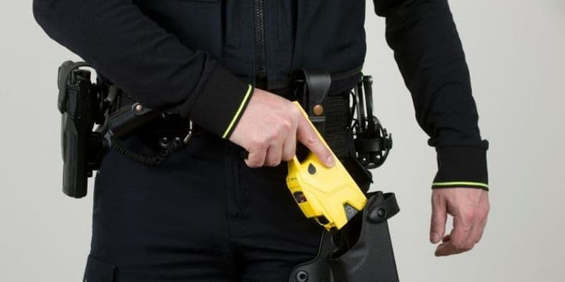 Policía con pistola taser - Foto de Politie