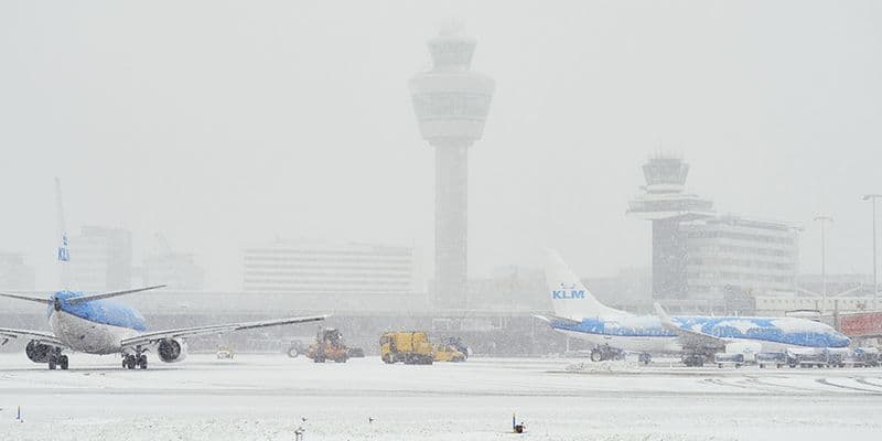 Nieve paraliza Schiphol y causa accidentes en carreteras