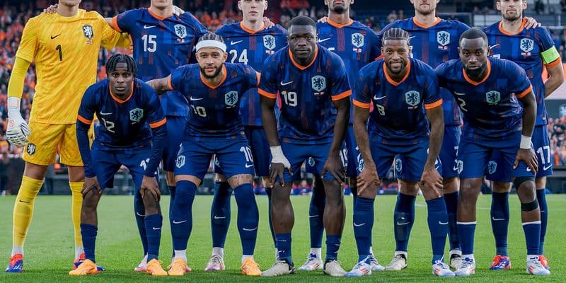Jugadores de la selección holandesa en el estadio De Kuip de Rotterdam durante el amistoso contra Canadá.