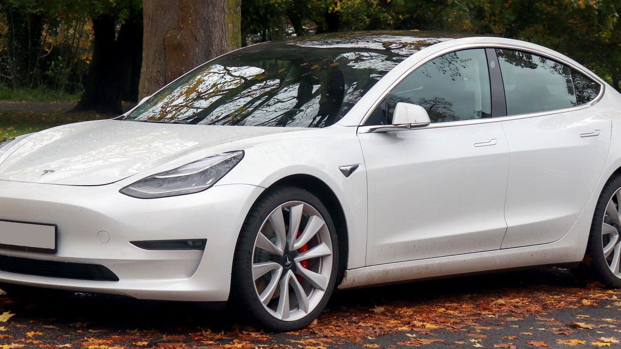 Coches eléctricos a precio de ganga: los Tesla lideran la caída