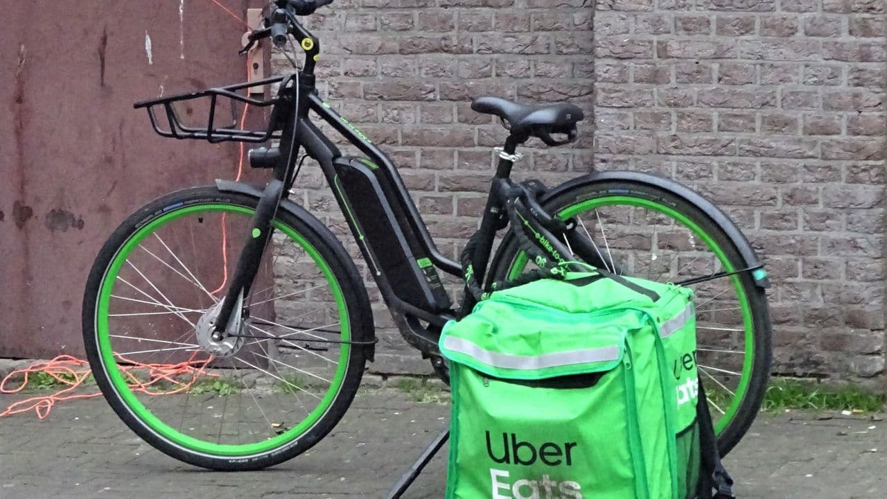 Uber Eats dejará de usar autónomos en Países Bajos: solo trabajadores temporales