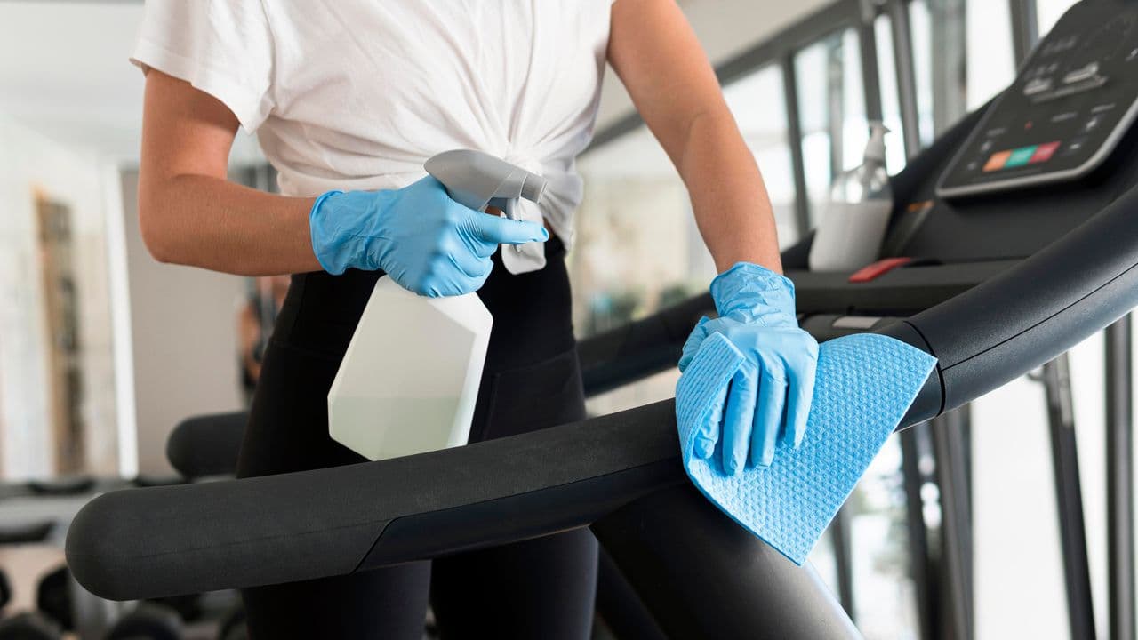 Limpiando un gimnasio