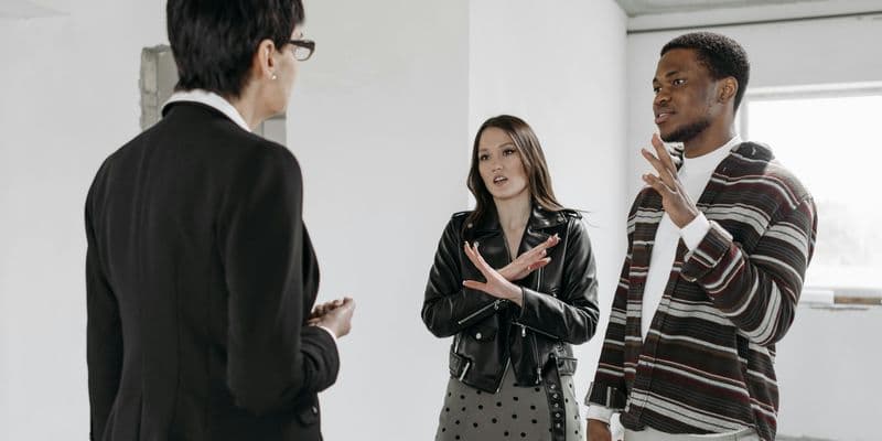 Agente inmobiliario mostrando casa