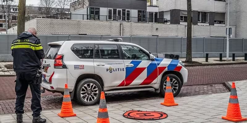 Agente y coche de policía