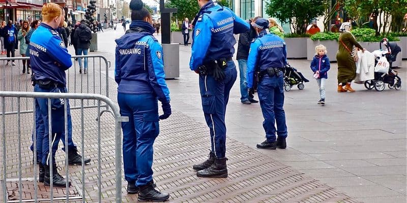 Países Bajos prohíbe símbolos religiosos a handhaving desde 2025