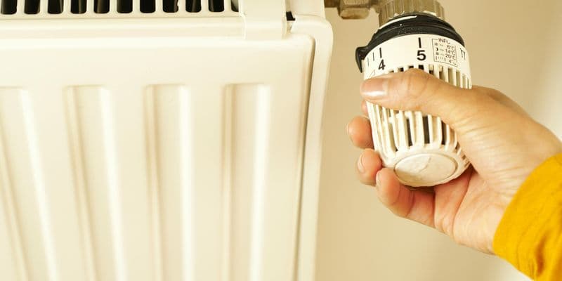 Ajustando la temperatura en un radiador