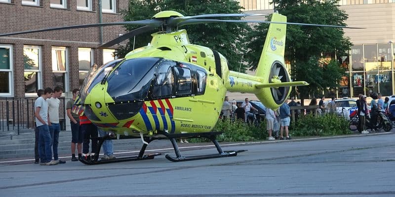 Ambulancia en el centro educativo Alblasserdam