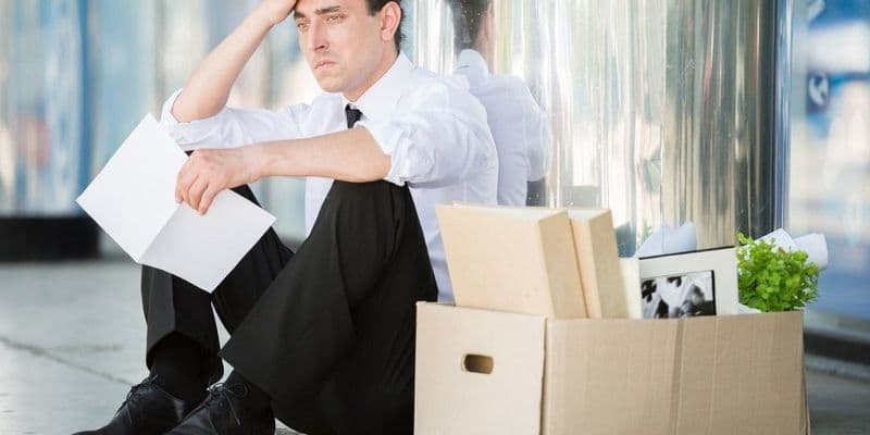 Autónomo cerrando su oficina con cajas -