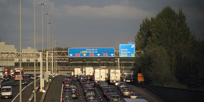 Autopista A12 con tráfico de coches
