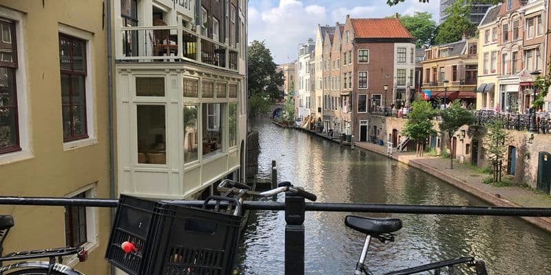 Bicicleta en una calle con canal de fondo en Utrecht