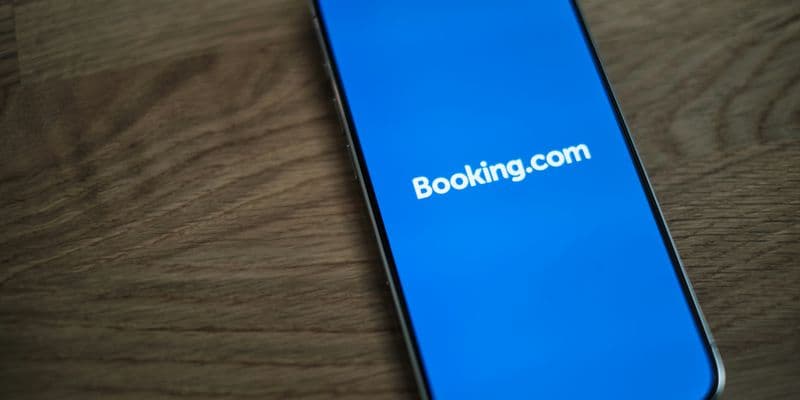 Booking.com en una pantalla de teléfono