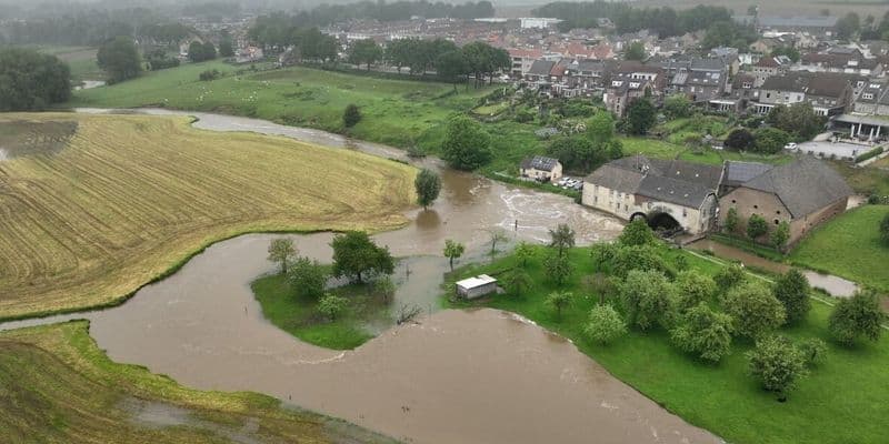 Campistas evacuando un camping en Limburgo con tiendas de campaña y caravanas abandonadas debido a inundaciones