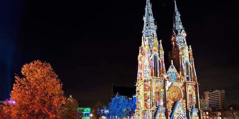 GLOW Eindhoven celebra 20 años iluminando la ciudad con arte