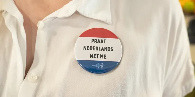 Chapa en camiseta con texto praat nederlands met me