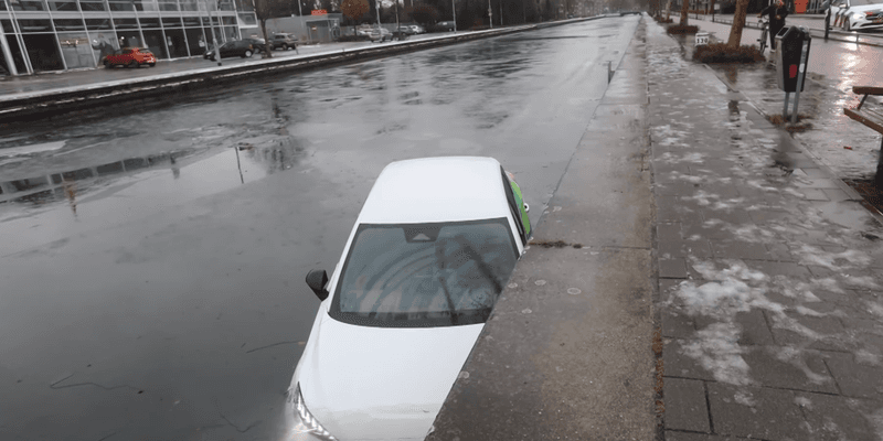 Coche en un canal de Eindhoven