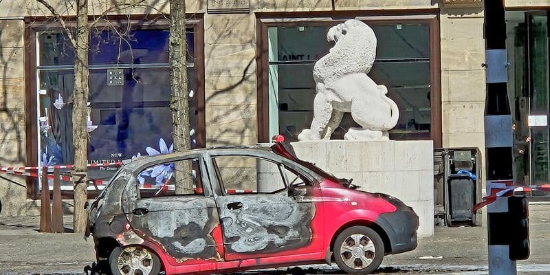 Coche quemado tras explosión en plaza Dam de Ámsterdam