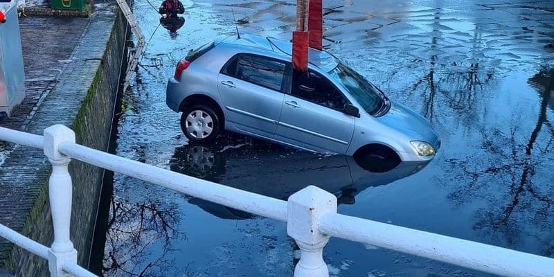Coche en canal de Delft