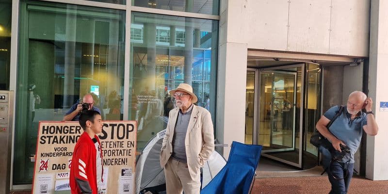 Hombre de 79 años en huelga de hambre por niños deportados