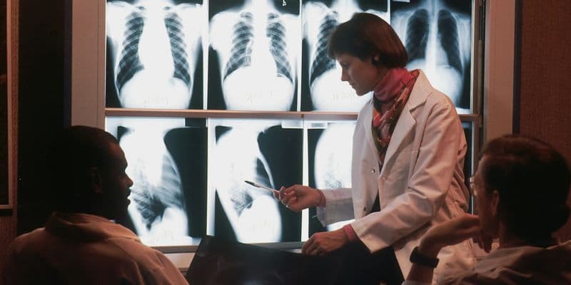 Equipo médico analizando radiografías