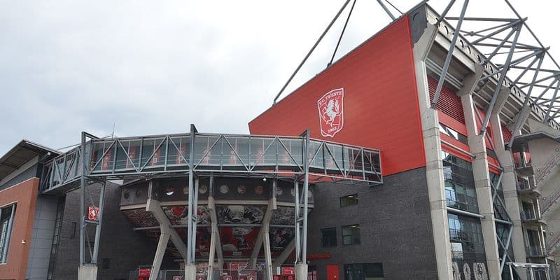 Aficionados heridos tras derrumbe de andamio en partido del FC Twente