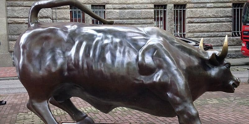 Estatua frente a la bolsa de valores de Ámsterdam