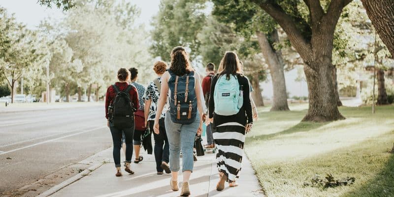 Estudiantes universitarios caminando por el campus
