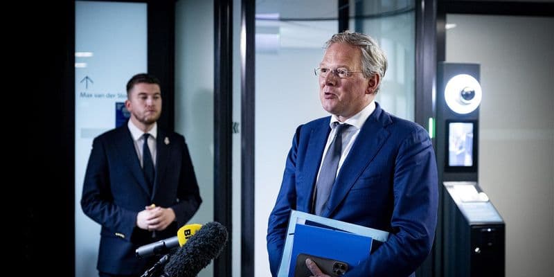 Ministro de Hacienda dimite por controversia sobre sus inversiones