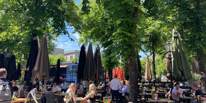 Gente en una terraza