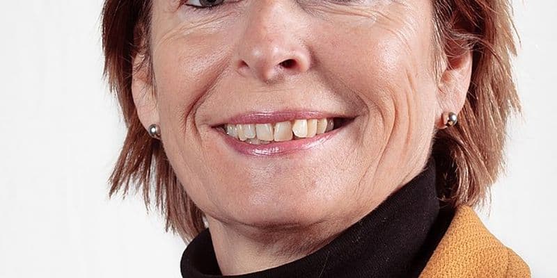 Exministra renuncia por incompatibilidad con el PVV