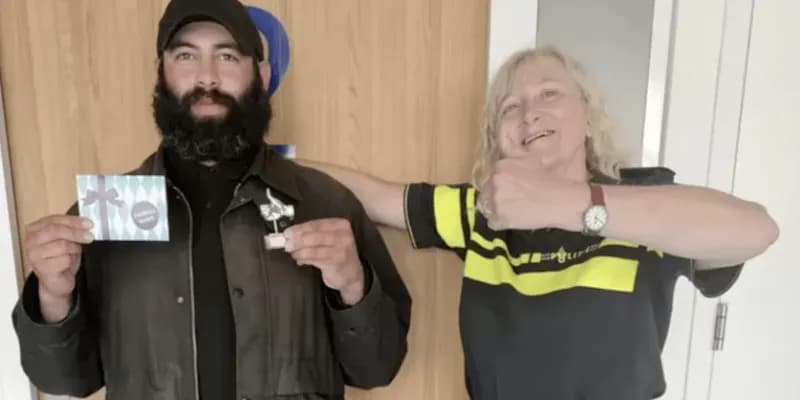 Hombre sin hogar en Ámsterdam recibe 30.000€ por devolver una cartera