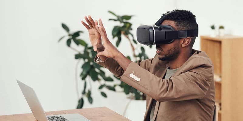 Hombre usando gafas de realidad virtual