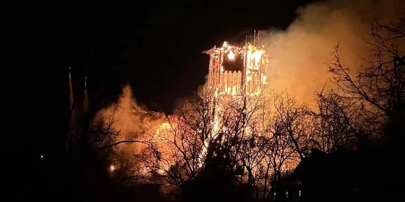 Iglesia Vondelkerk bajo llamas