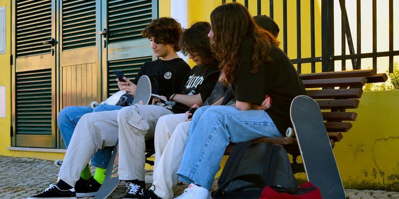 Jóvenes en un banco