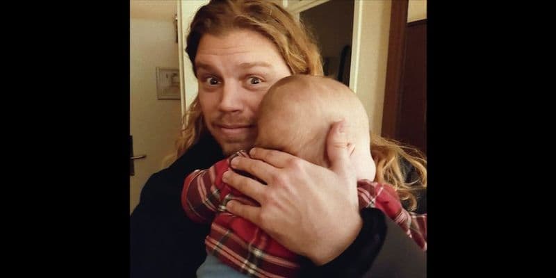 Jonathan Meijer con un bebé - Foto de @FairLadyMag en X