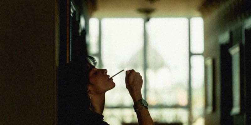 Jóven fumando - Foto de Vitalii Khodzinskyi en Unsplash