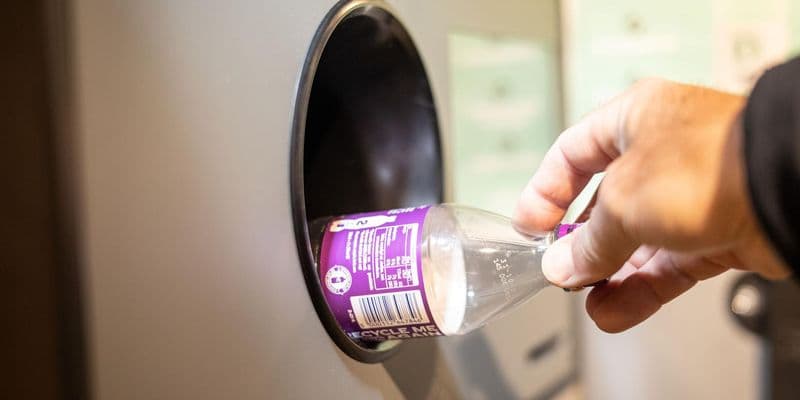 Máquina de devolución de botellas de plástico