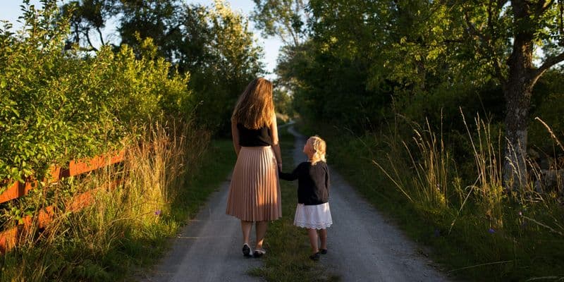 Madre con su hija - Foto de Jon Flobrant en Unsplash