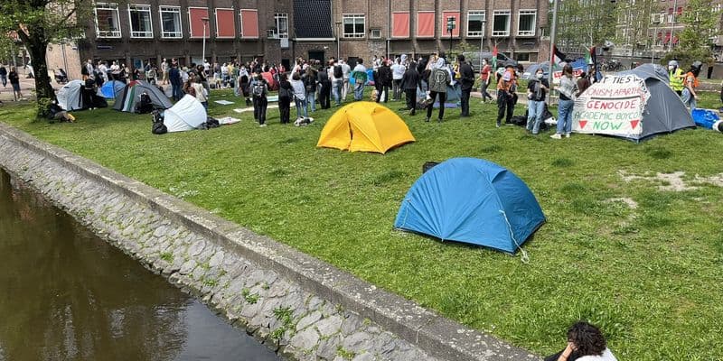 Manifestantes Pro Palestinos instalan campamento en la universidad de Ámsterdam