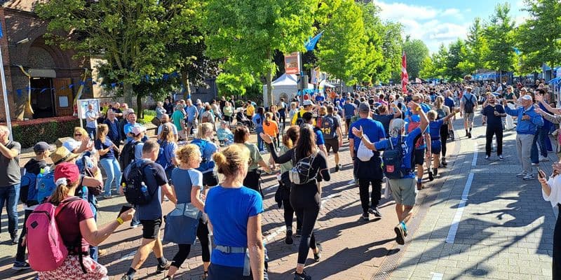 La ''Nijmegen Vierdaagse" comienza con 45,000 caminantes