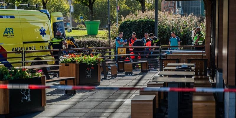 Ambulancia frente al McDonald’s en Hoofdweg tras tiroteo