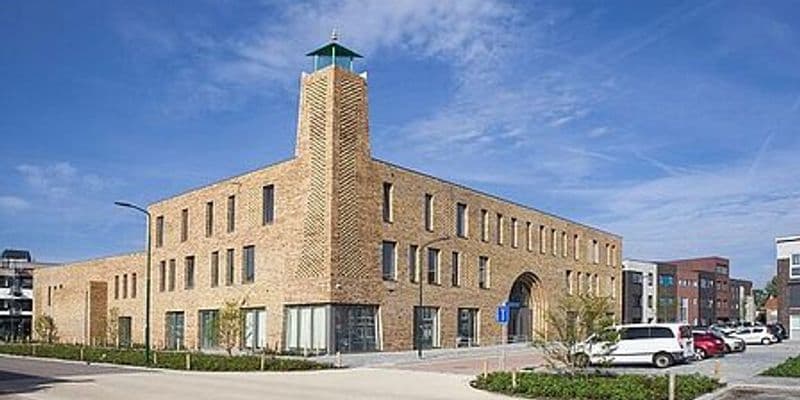 centro islámico, contrastando con las recientes controversias sobre predicaciones de odio reportadas en Veenendaal