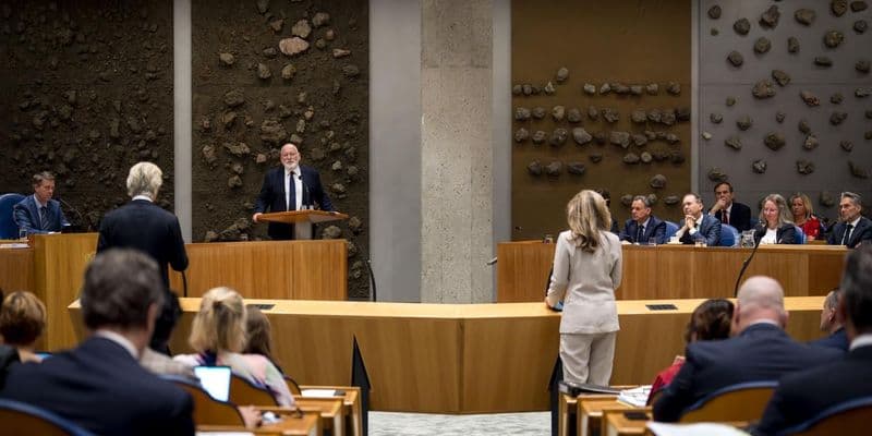 Propuestas de asilo del PVV, FVD y JA21 generan alertas sobre el Estado de derecho