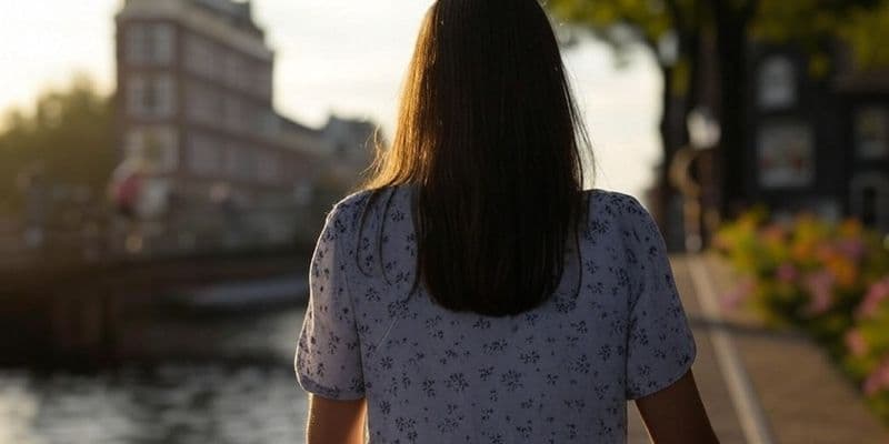 Mujer caminando en Países Bajos