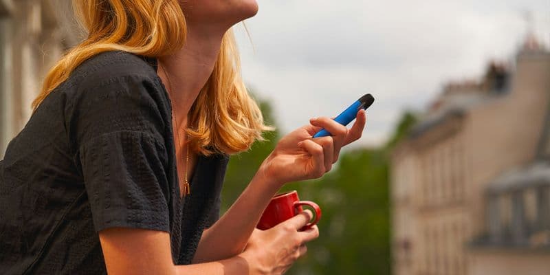 Mujer fumando un cigarro electrónico